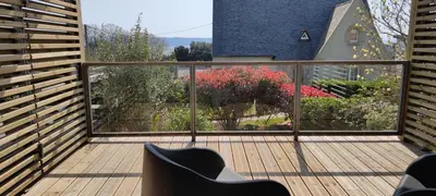 Jardin de l'établissement Les terrasse du rody, vue mer .