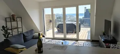 Télévision ou salle de divertissement dans l'établissement Les terrasse du rody, vue mer .