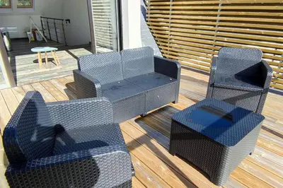 Coin salon dans l'établissement Les terrasse du rody, vue mer .
