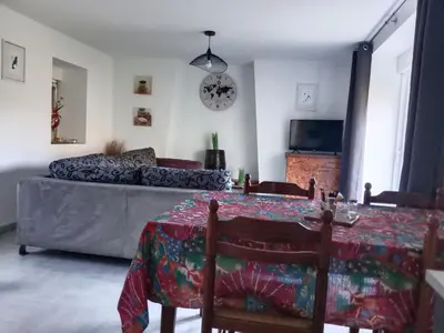 Télévision ou salle de divertissement dans l'établissement gite au calme centre finistère jardin clos