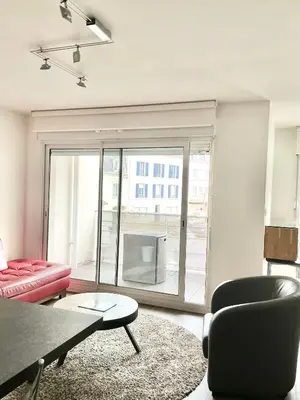 Coin salon dans l'établissement T3 au centre ville avec balcon, parking gratuit
