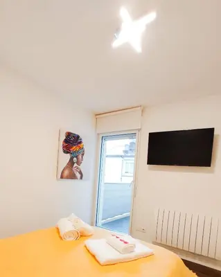 Télévision ou salle de divertissement dans l'établissement T3 au centre ville avec balcon, parking gratuit