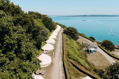 Paysage naturel près de la tente de luxe