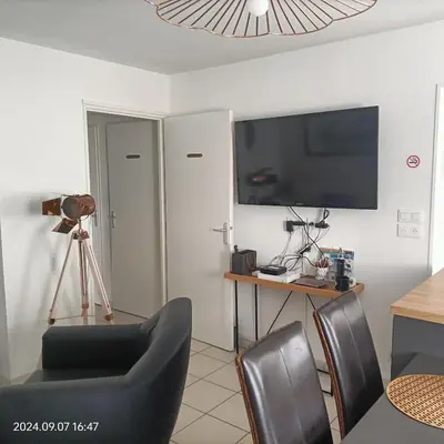 Télévision ou salle de divertissement dans l'établissement L'escale N°13 :Appartement standing dans résidence
