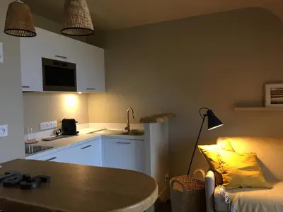 Un ou plusieurs lits dans un hébergement de l'établissement APPART-STUDIOS VUE MER PANORAMIQUE ST GUENOLE Côté Mer