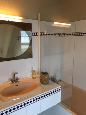 Salle de bains dans l'établissement APPART-STUDIOS VUE MER PANORAMIQUE ST GUENOLE Côté Mer