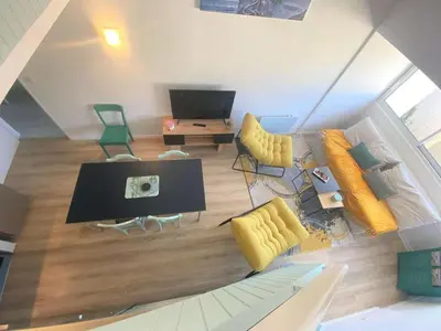 Télévision ou salle de divertissement dans l'établissement Duplex à Combrit: plage à pied, piscine chauffée et tennis - FR-1-481-101