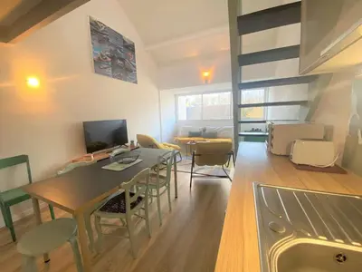 Télévision ou salle de divertissement dans l'établissement Duplex à Combrit: plage à pied, piscine chauffée et tennis - FR-1-481-101