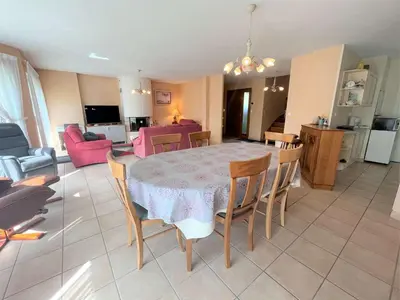 Cuisine ou kitchenette dans l'établissement Maison familiale à Fouesnant avec jardin clos, proche plages et centre-ville - FR-1-481-103