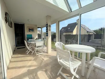 Balcon ou terrasse dans l'établissement Maison familiale à Fouesnant avec jardin clos, proche plages et centre-ville - FR-1-481-103