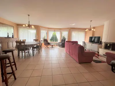 Télévision ou salle de divertissement dans l'établissement Maison familiale à Fouesnant avec jardin clos, proche plages et centre-ville - FR-1-481-103