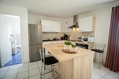 Cuisine ou kitchenette dans l'établissement Le Dixmude, appartement proche plage de Morgat