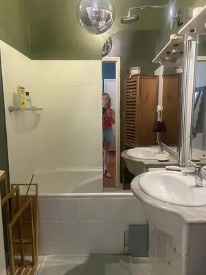 Salle de bains dans l'établissement chambre chez particulier avec SDB et étage indépendant proche ARENA