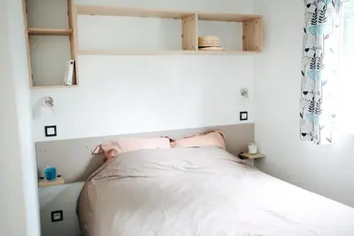 Un ou plusieurs lits dans un hébergement de l'établissement Mobil Home XXL 4 chambres - Camping La Pointe de Roscoff