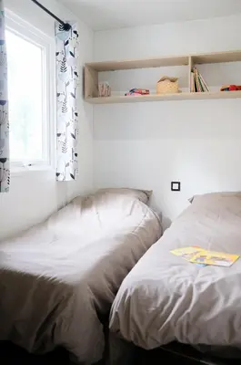 Un ou plusieurs lits dans un hébergement de l'établissement Mobil Home XXL 4 chambres - Camping La Pointe de Roscoff