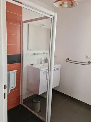 Salle de bains dans l'établissement LES EMBRUNS MARINE