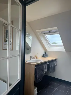 Salle de bains dans l'établissement l'Aod, maison d'hôtes insulaire