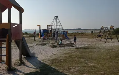 Aire de jeux pour enfants de l'établissement L'Escale Bretonne 4 personnes, proche mer, jardin privé clos et indépendant, appartement en rez de chaussé