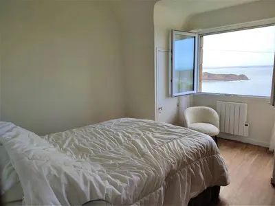 Un ou plusieurs lits dans un hébergement de l'établissement Maison avec jardin clos à 800m de la plage à Trébeurden - FR-1-368-335