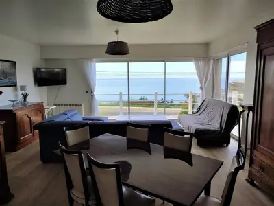 Télévision ou salle de divertissement dans l'établissement Maison avec jardin clos à 800m de la plage à Trébeurden - FR-1-368-335
