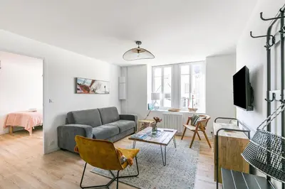 Télévision ou salle de divertissement dans l'établissement Callot