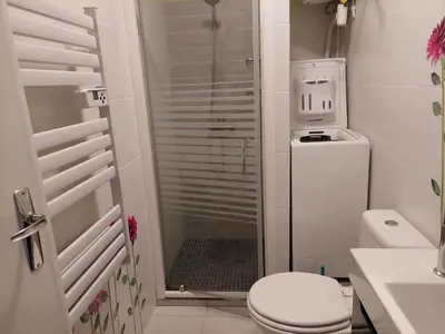 Salle de bains dans l'établissement Studio lumineux proche port & plages