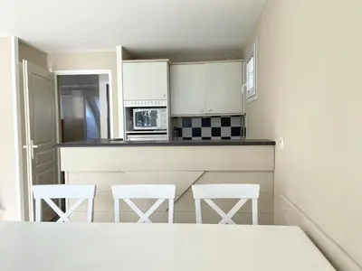 Cuisine ou kitchenette dans l'établissement Appartement en duplex front de mer, Cap Coz