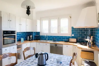 Cuisine ou kitchenette dans l'établissement Jolie maison pour 10 personnes avec jardin