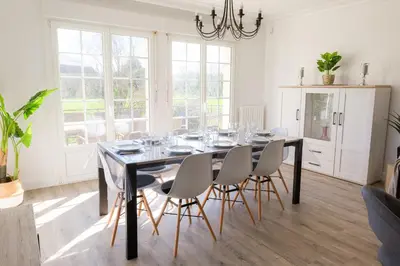 Cuisine ou kitchenette dans l'établissement Jolie maison pour 10 personnes avec jardin