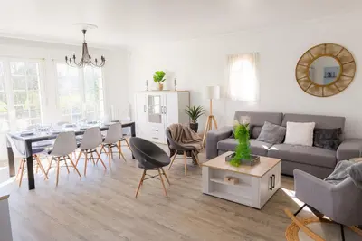 Coin salon dans l'établissement Jolie maison pour 10 personnes avec jardin