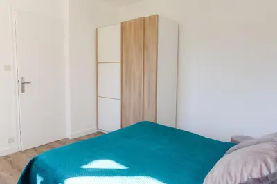 Un ou plusieurs lits dans un hébergement de l'établissement Jolie maison pour 10 personnes avec jardin
