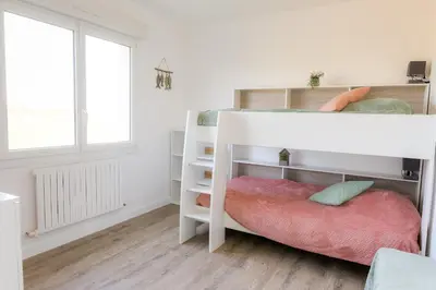 Un ou plusieurs lits dans un hébergement de l'établissement Jolie maison pour 10 personnes avec jardin