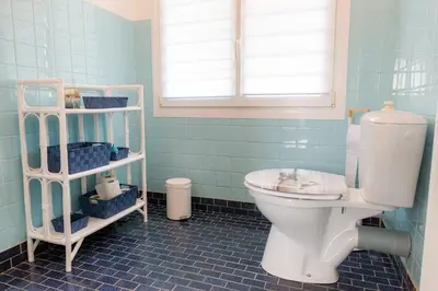 Salle de bains dans l'établissement Jolie maison pour 10 personnes avec jardin
