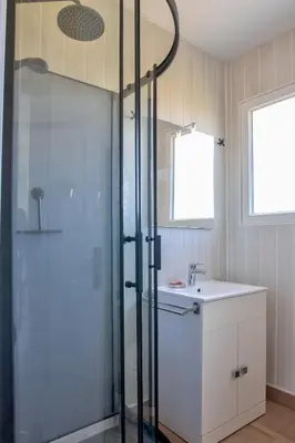 Salle de bains dans l'établissement Jolie maison pour 10 personnes avec jardin