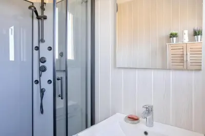 Salle de bains dans l'établissement Jolie maison pour 10 personnes avec jardin