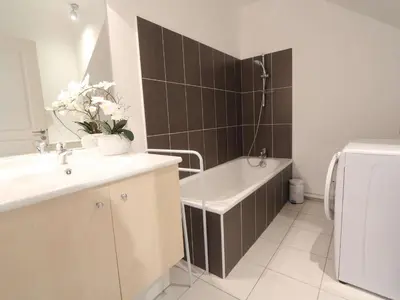 Salle de bains dans l'établissement Triplex cosy à Bénodet : Terrasse, Jardin, Plage et Thalasso à 200m ! - FR-1-481-104