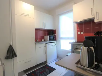 Cuisine ou kitchenette dans l'établissement Triplex cosy à Bénodet : Terrasse, Jardin, Plage et Thalasso à 200m ! - FR-1-481-104
