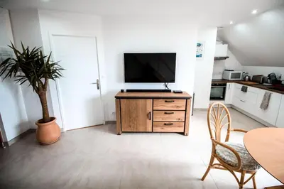 Cuisine ou kitchenette dans l'établissement APPART-DUPLEX VUE MER PANORAMIQUE BALCON & PISCINE proche commerce