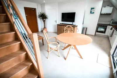 Cuisine ou kitchenette dans l'établissement APPART-DUPLEX VUE MER PANORAMIQUE BALCON & PISCINE proche commerce