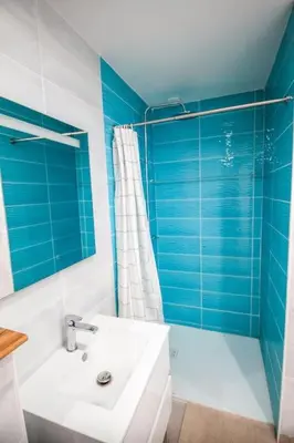 Salle de bains dans l'établissement APPART-DUPLEX VUE MER PANORAMIQUE BALCON & PISCINE proche commerce
