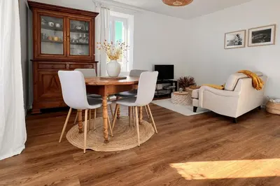 Télévision ou salle de divertissement dans l'établissement Chez Jeannette, appartement entre centre et plages