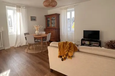Télévision ou salle de divertissement dans l'établissement Chez Jeannette, appartement entre centre et plages