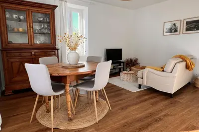 Télévision ou salle de divertissement dans l'établissement Chez Jeannette, appartement entre centre et plages