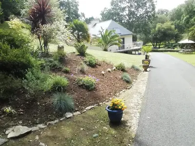 Jardin de l'établissement La maison au bord de l'eau