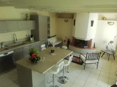 Cuisine ou kitchenette dans l'établissement La maison au bord de l'eau