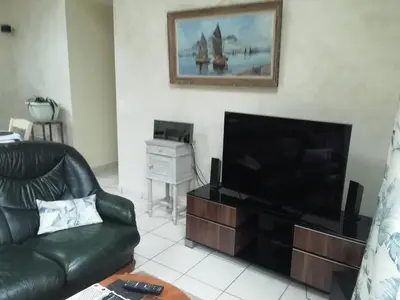 Télévision ou salle de divertissement dans l'établissement La maison au bord de l'eau