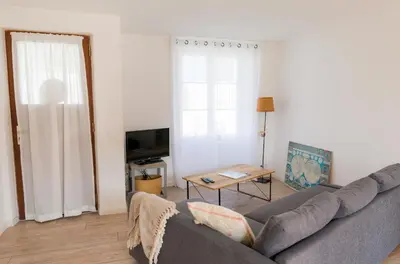 Télévision ou salle de divertissement dans l'établissement Vacances en famille a 250m de la mer a Penmarch