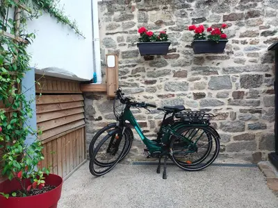 Vélo sur le terrain de l'établissement Chambrecosy proche gare et centre historique ou dans les environs