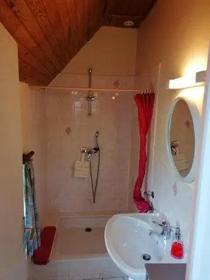 Salle de bains dans l'établissement Gîtes de Lohantec à 30 min de la Pointe du Raz