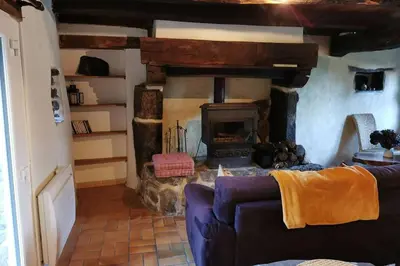Coin salon dans l'établissement Petite maison dans les Monts d'Arrée TY COZ